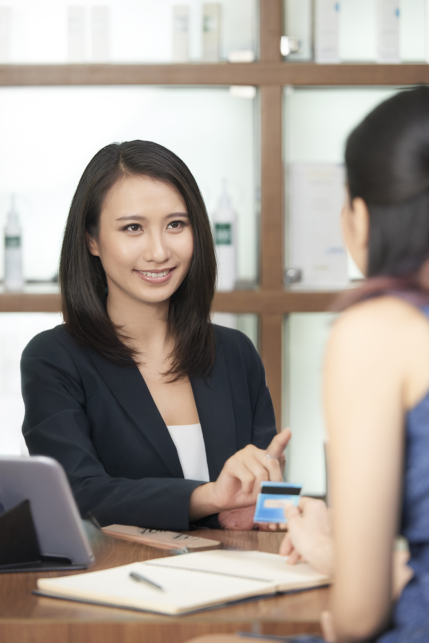 MAS distributed 2.3 million LKY Commemorative Coins to more than 700,000 recipients through 1000+ bank tellers working at 150 bank branches across Singapore.
